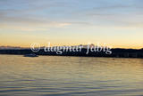 Der Säntis mit dem Alpstein-Massiv als Bergpanorama über dem Bodensee im Abendrot. Die Katamaran-Fähre im Vordergrund.