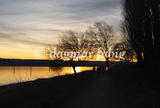 Der Uferweg an der Konstanzer Bucht bei Sonnenuntergang.